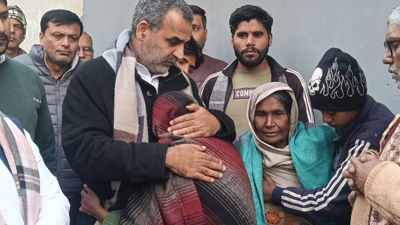 मुजफ्फरनगर में सोनू कश्यप के परिवार से मिले पूर्व मंत्री संजीव बालियान, बहन ने रोते हुए न्याय की गुहार लगाई