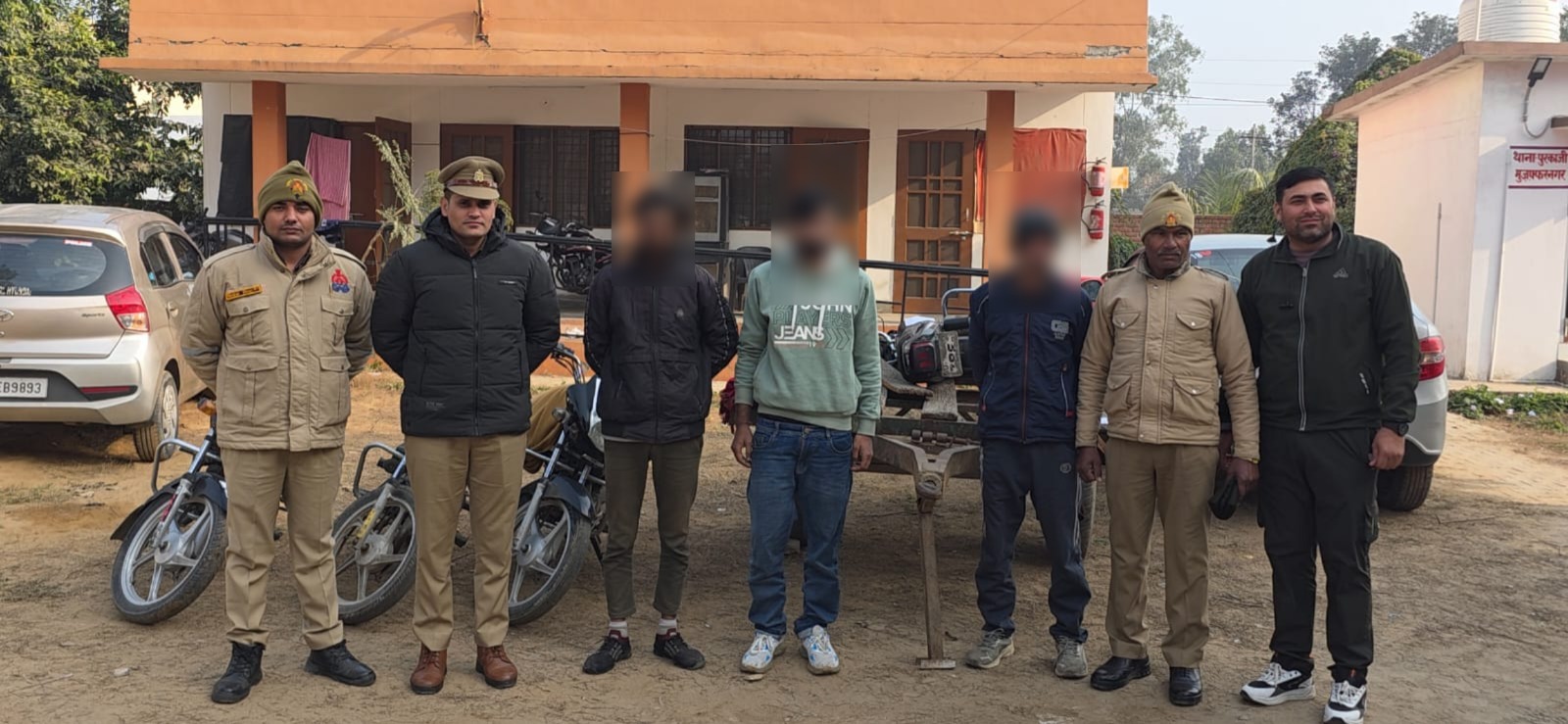पुरकाजी पुलिस की बड़ी सफलता: तीन शातिर वाहन चोर गिरफ्तार, चार मोटरसाइकिल व एक बुग्गी बरामद