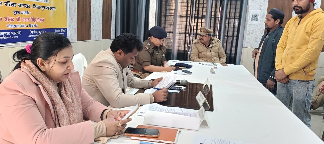 मुजफ्फऱनगरः जानसठ में संपूर्ण समाधान दिवस में उमड़ी भीड़, एसडीएम ने दिए शिकायतों के त्वरित निस्तारण के निर्देश