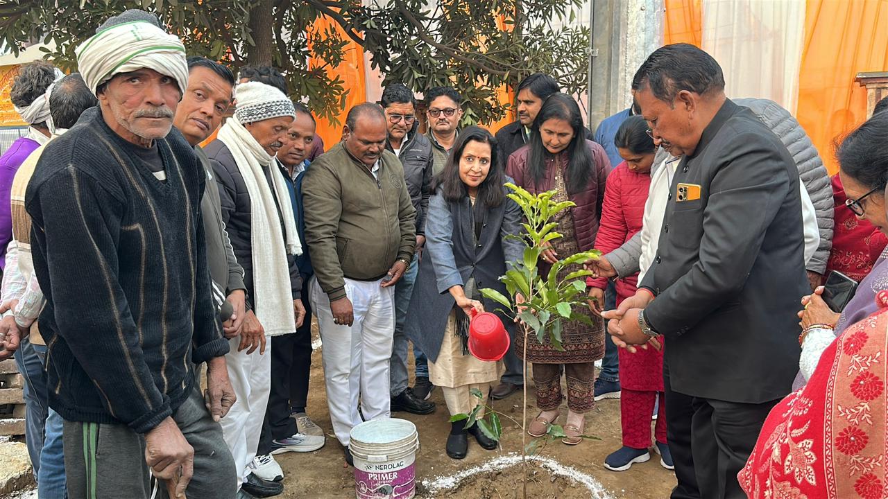 मुजफ्फरनगर में सुरेंद्र नगर में हाई मास्क लाइट का शुभारंभ, नागरिकों ने पालिकाध्यक्ष मीनाक्षी स्वरूप का किया सम्मान