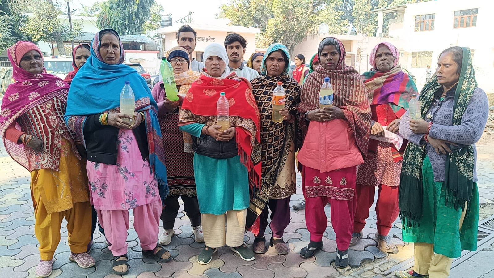 मुजफ्फरनगर: रामराज क्षेत्र की महिलाओं ने गंदे पानी की बोतलें लेकर किया प्रदर्शन