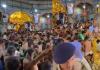 गुजरात के डाकोर जी मंदिर में अनोखी परंपरा - मंदिर खुलते ही भक्तों ने लूटा 3000 किलो प्रसाद, 10 मिनट में खत्म हुआ ‘अन्नकूट’!