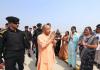 नोएडाः मुख्यमंत्री योगी आदित्यनाथ का जेवर एयरपोर्ट आगमन, प्रभावित परिवारों की महिलाओं ने किया स्वागत
