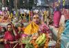 नोएडा में छठ पूजा का समापन: व्रतियों ने 36 घंटे के निर्जला उपवास के बाद उगते सूर्य को अर्घ्य दिया