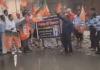 मेरठ में जलभराव से नाराज लोगों ने हाथों में भाजपा के झंडे लेकर नगर निगम कार्यालय के बाहर किया प्रदर्शन