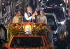 पटना में मोदी मैजिक की धूम: 1600 मीटर खुले रथ पर 40 मिनट का भव्य रोड शो, महिलाओं की आरती-फूलों की बारिश