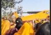 कुदाल नहीं… JCB से हुई शादी की रस्म! देवरिया में मटकोड़वा बना वायरल समारोह