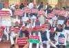 लखनऊ: समाजवादी पार्टी के एमएलसी ने प्रदेश सरकार की नीतियों के खिलाफ किया धरना-प्रदर्शन