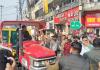 मुजफ्फरनगर में चला अतिक्रमण हटाओ अभियान, सामान जब्त होने पर बिफरा व्यापारी, ट्रैक्टर के आगे लेटा, जमकर हुआ हंगामा