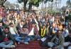शामली: संविदा कर्मचारियों का वेतन व सेवा समस्याओं को लेकर धरना-प्रदर्शन