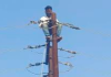 सोनभद्र: “लाइनमैन का बग़ावत वाला कदम! नौकरी से निकाले जाने पर बिजली पोल पर चढ़ा