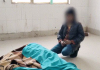 एटा में 8 साल के बेटे ने कराया मां का पोस्टमॉर्टम, शव के पास बिलखता रहा बेबस बच्चा