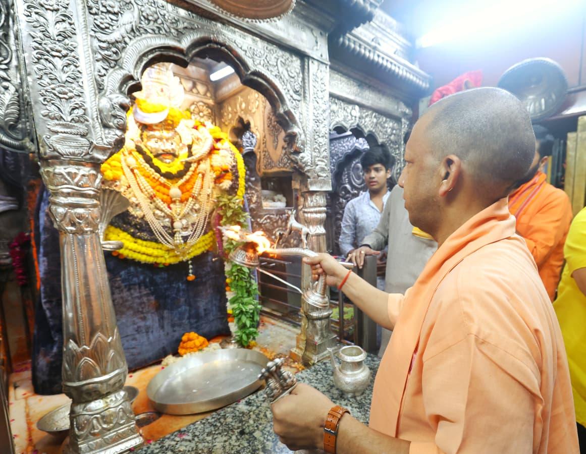 मुख्यमंत्री योगी आदित्यनाथ ने काशी विश्वनाथ और कालभैरव मंदिर में किया पूजन,  प्रदेश की सुख-शांति की कामना - रॉयल बुलेटिन
