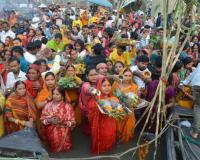 उत्तर प्रदेश में डाला छठ का समापन: लाखों व्रतियों ने उदीयमान सूर्य को दिया अर्घ्य, भक्ति और आस्था में डूबा प्रदेश