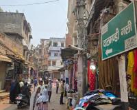 वाराणसी में दालमंडी की गलियों को चौड़ा करने का अभियान शुरू, मकान ढहाने शुरू,आज फिर चलेगा बुलडोजर