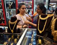 सोना-चांदी की कीमतों में गिरावट, खरीदारों के लिए राहत की खबर