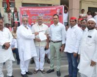 शामली में गन्ना मूल्य वृद्धि की मांग को लेकर सपा पदाधिकारियों का जोरदार प्रदर्शन
