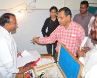 शामली जिला अस्पताल का एडी हेल्थ ने किया औचक निरीक्षण, डॉक्टरों की वर्दी और सफाई पर जताई नाराजगी
