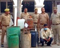 सहारनपुर में नकुड़ पुलिस ने अवैध शराब तस्कर को गिरफ्तार कर किया जेल भेज