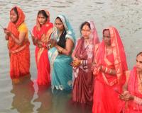 सहारनपुर: छठ महापर्व पर श्रद्धालुओं ने अस्त होते सूर्य को अर्घ्य देकर मनाई आस्था की छटा