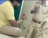 मुजफ्फरनगर में दुष्कर्म के आरोपी को थाने में 'वीआईपी ट्रीटमेंट', गद्दे पर बैठाकर पिलाई ड्रिंक; फोटो वायरल होने पर बवाल