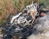 वाराणसी में दीपावली की रात जुआ खेलते हुए झगड़ा, पुलिस पर पथराव, दरोगा की बाइक जलाई