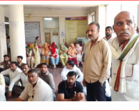 नोएडा में नाली विवाद में चाचा-भतीजे की हत्या, परिजन ने पुलिस आयुक्त कार्यालय पर धरना दिया