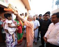 अयोध्या की निषाद बस्ती में मुख्यमंत्री योगी ने मनाई दीपावली, बच्चों को दिए उपहार