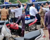 कचहरी में हंगामा: लॉ स्टूडेंट पर हमले का आरोपी वकील गिरफ्तार, दरोगा को जड़ा थप्पड़