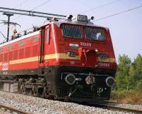 चलती ट्रेन के सामने कूदने गया युवक, ड्राइवर की फुर्ती ने बचाई जान, बिजनौर में बड़ा हादसा टला