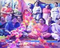 निर्जल व्रत रख महिलाओं ने डूबते सूर्य को दिया अर्घ्य, छठ मैया के गीतों से गूंजा चंदौसी