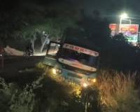 एटा में दर्दनाक बस हादसा: ड्राइवर भागने की कोशिश में बस गहरे गड्ढे में पलटी, कई यात्री घायल