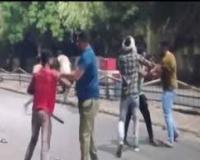 उन्नाव में सड़क पर हंगामा! अस्पताल के बाहर युवक का प्रदर्शन | Viral Video 2025