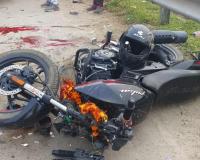वाराणसी में बाइक और ट्रक की टक्कर में दो युवकों की मौत, तीसरा घायल,चालक हिरासत में 