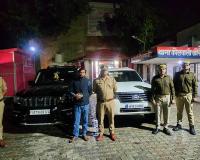 औरैया में बुंदेलखंड एक्सप्रेसवे पर स्टंटबाजी करने वाले युवक गिरफ्तार, दो लग्जरी गाड़ियां जब्त