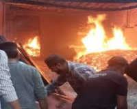 मेरठ के लाला का बाजार में हैंडीक्राफ्ट की दुकान में भीषण आग, लाखों का नुकसान