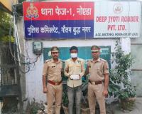 नोएडा पुलिस ने दो शातिर बदमाश गिरफ्तार, चोरी की मोटरसाइकिल, मोबाइल व गांजा बरामद