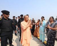 नोएडाः मुख्यमंत्री योगी आदित्यनाथ का जेवर एयरपोर्ट आगमन, प्रभावित परिवारों की महिलाओं ने किया स्वागत