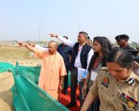 नोएडा: मुख्यमंत्री योगी आदित्यनाथ ने जेवर एयरपोर्ट का निरीक्षण कर उद्घाटन की तैयारियों की ली समीक्षा