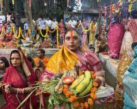 नोएडा में छठ पूजा का समापन: व्रतियों ने 36 घंटे के निर्जला उपवास के बाद उगते सूर्य को अर्घ्य दिया
