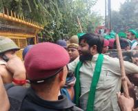 नोएडा प्राधिकरण पर भाकियू मंच का प्रदर्शन, 81 गांवों के किसानों ने उठाई मांगें