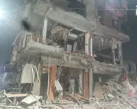मेरठ में 35 साल पुराने अवैध कॉम्प्लेक्स पर चला बुलडोजर, व्यापारी फूट-फूटकर रोए, 31 अन्य काम्प्लेक्स पर भी चलेगा बुलडोजर 
