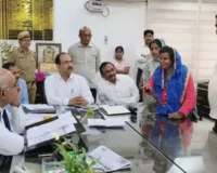 मां को पीटा, रुपये छीने और निकाला घर से बाहर,बेटे-बहू की करतूत; DM ने लिया एक्शन,बुजुर्ग को मिला सम्मान