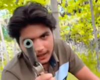 मुजफ्फरनगर में 'दबंगई' का वीडियो वायरल, लैपटॉप के साथ अवैध तमंचा लहराते दिखे युवक, जांच शुरू की