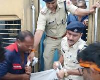 चलती ट्रेन में रिश्तों का खून! मामा ससुर ने दामाद पर बरसाए 30 से अधिक चाकू के वार, सिहोरा स्टेशन के पास ट्रेन से कूदकर हुआ फरार