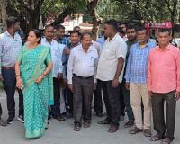 मेरठ-पौड़ी नेशनल हाईवे पर ग्रामीणों का धरना: अंडरपास की मांग लेकर डीएम को सौंपा ज्ञापन