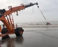 डुमस बीच पर मर्सिडीज फंसी समंदर में! सूरत में फिर दोहराई गई लापरवाही, क्रेन से निकाली गई लग्जरी कार