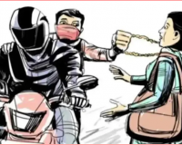 नोएडा में बाइक सवार बदमाशों ने की मोबाइल और सोने की चेन की लूट, लोगों में दहशत