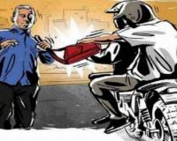 नोएडा में बाइक सवार बदमाशों ने छात्र से लैपटॉप और नकदी लूटे