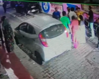 गाजियाबाद में आपसी विवाद के दौरान मां-बेटी पर पड़ोसी के परिवार सहित हमला, पुलिस पर कार्रवाई न करने का आरोप